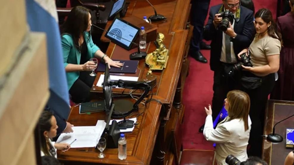 patricia-bullrich-se-acerco-a-victoria-villarruel-para-manifestarle-algo-vinculado-a-la-sesion-28112025-2144623